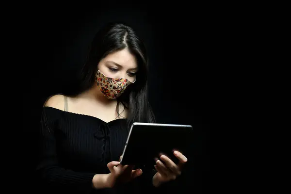 Soft Focus Una Bella Donna Caucasica Che Utilizza Tablet Comunicare — Foto Stock