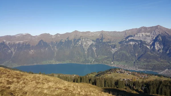 Een Prachtig Uitzicht Een Meer Tussen Bergen Onder Heldere Hemel — Stockfoto