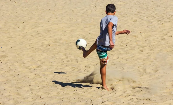 Een Jonge Man Die Voetbal Speelt Het Strand — Stockfoto