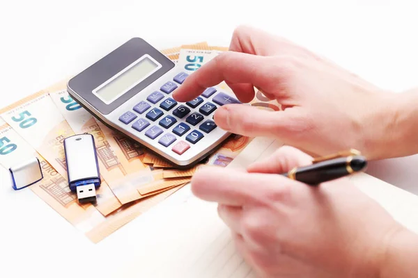 Close Banqueiro Calculando Dinheiro Enquanto Toma Notas — Fotografia de Stock