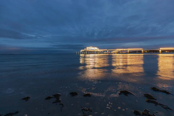 Una Vista Fascinante Muelle Cubierto Luces Brillantes Brillando Bajo Cielo — Foto de Stock