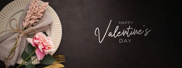Zbliżenie Happy Valentine Day Pozdrowienia Talerzem Różą Prezentem Widelcem Nożem — Zdjęcie stockowe