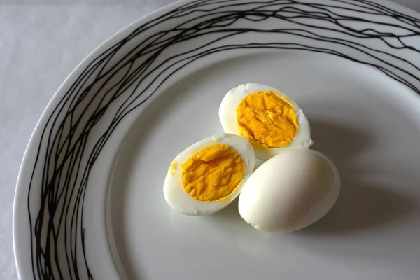 Вид Сверху Отварные Яйца Приправленные Солью Белой Тарелке — стоковое фото