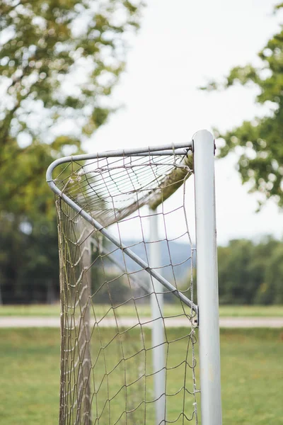 Colpo Verticale Palo Calcio Con Una Rete Nel Parco Giochi — Foto Stock