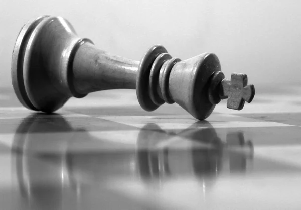 Grayscale Shot Fallen Black King Figure Its Reflection Chessboard — Stock Photo, Image