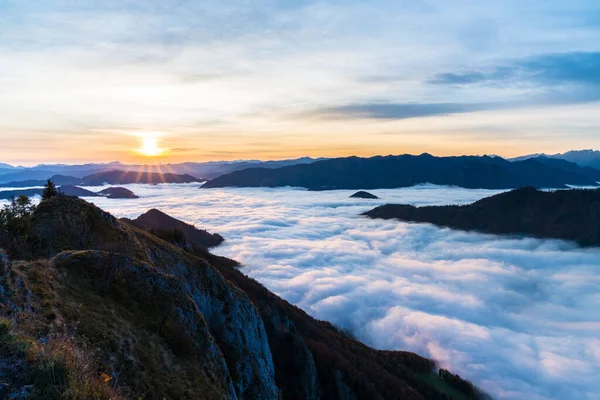 Paysage Silhouettes Collines Rocheuses Couvertes Brouillard Sous Lumière Soleil Lors — Photo