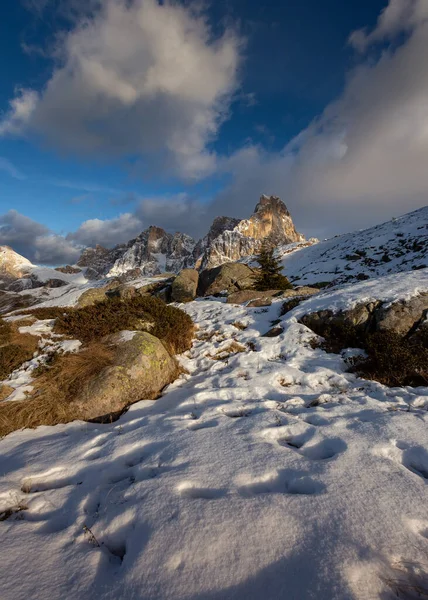 Вертикальний Знімок Засніжених Гір Доломіті Під Хмарним Небом Італії — стокове фото