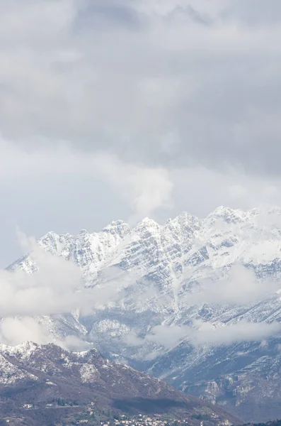 Tiro Vertical Uma Alta Montanha Rochosa Coberta Neve Sob Céu — Fotografia de Stock