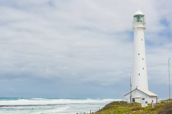 Phare Slangkoppunt Entouré Par Mer Sous Ciel Nuageux Cap Afrique — Photo