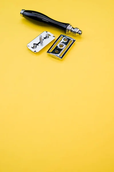 Sarı Arka Planda Izole Edilmiş Mekanik Jilet Jiletin Dikey Çekimi — Stok fotoğraf