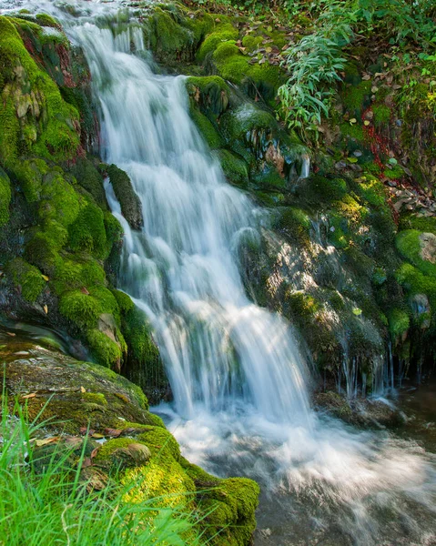 Flusso Cascata Tra Rocce Ricoperte Muschio — Foto Stock