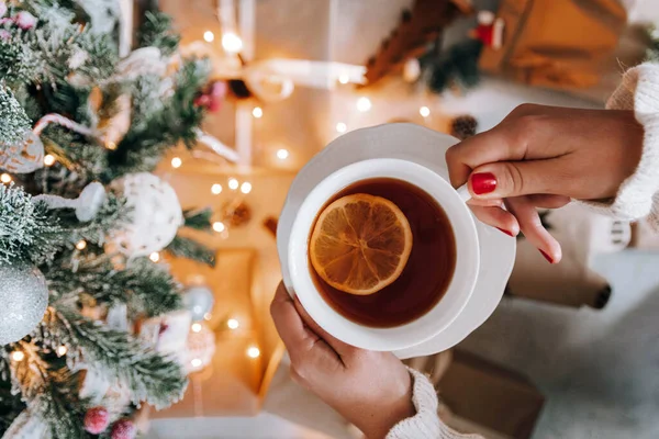 Utsikt Över Hona Som Håller Kopp Med Citron Bredvid Julgran — Stockfoto