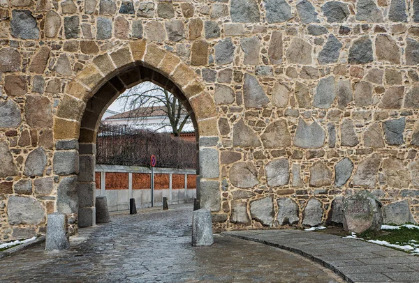 Вид Ворота Против Средневековых Стен Авиле Испания — стоковое фото