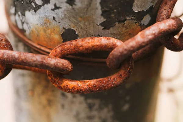 Eine Selektive Fokusaufnahme Einer Alten Verwitterten Rostigen Kette — Stockfoto