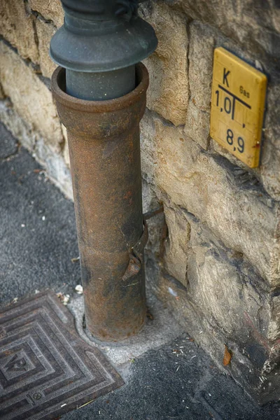 Wiesentheid Germany Sep 2019 Rusty Gutter Yellow Information Board Water — Stock Photo, Image