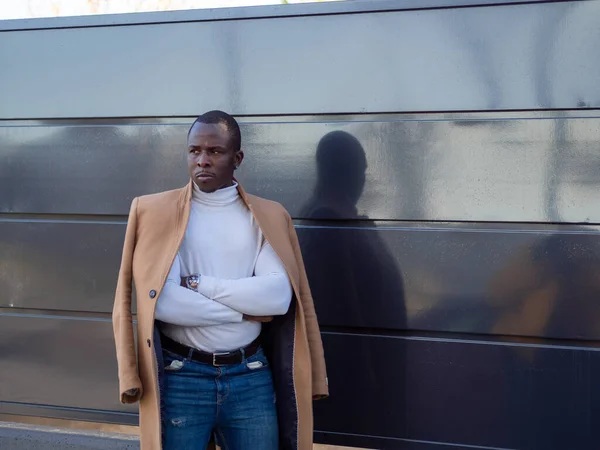 Homem Africano Sério Usando Jeans Com Gola Alta Branca Casaco — Fotografia de Stock