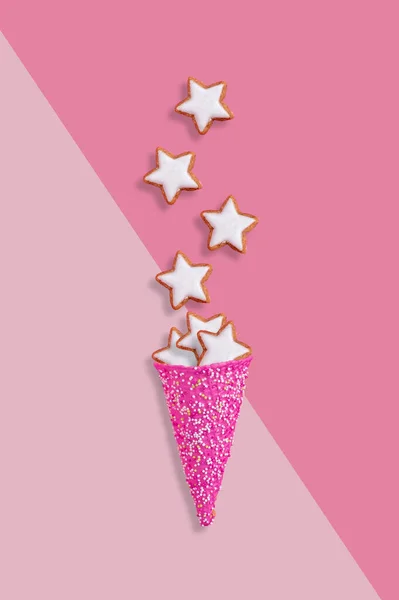 用粉色背景的星形饼干垂直拍摄的冰淇淋图片 — 图库照片