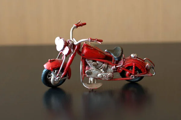 テーブルの上に置かれたミニチュアの赤いオートバイモデルの高角度ショット — ストック写真