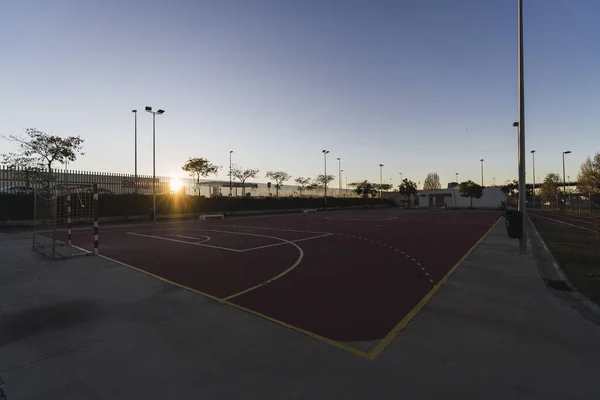 Belo Tiro Uma Quadra Basquete Vazia Durante Pôr Sol — Fotografia de Stock