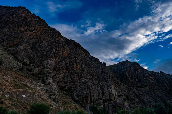 Een Betoverende Opname Van Rotsachtige Bergen Onder Een Bewolkte Lucht — Stockfoto