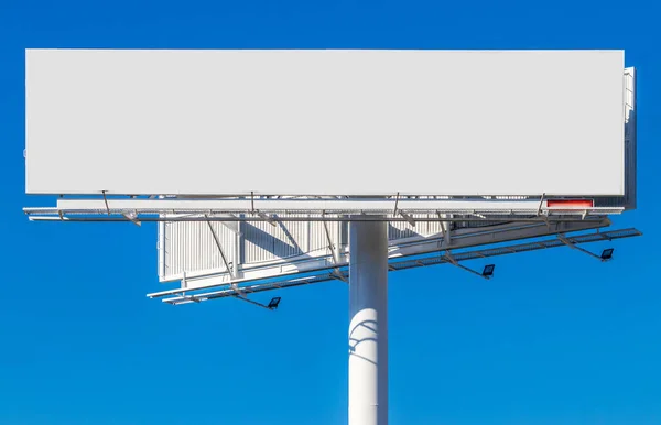 Pusty Billboard Tle Niebieskiego Nieba — Zdjęcie stockowe