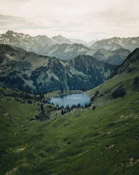 Sviçre Kayalık Dağlar Yeşilliklerle Çevrili Güzel Bir Göl Manzarası — Stok fotoğraf