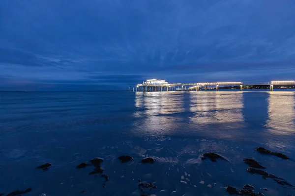 Una Vista Fascinante Muelle Cubierto Luces Brillantes Brillando Bajo Cielo — Foto de Stock