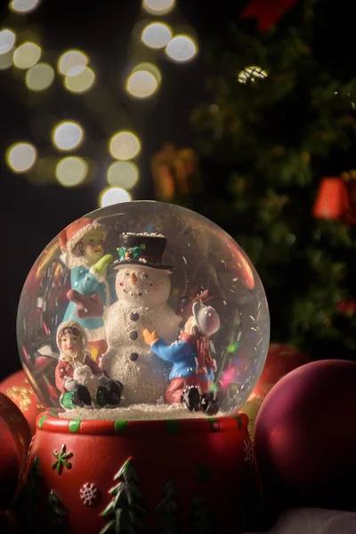 Tiro Vertical Boneco Neve Globo Neve Com Uma Árvore Natal — Fotografia de Stock