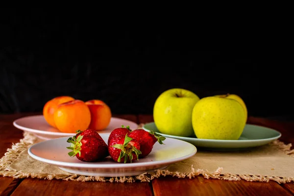 Closeup Shot Apples Strawberries Peaches Wooden Table — Stock Photo, Image