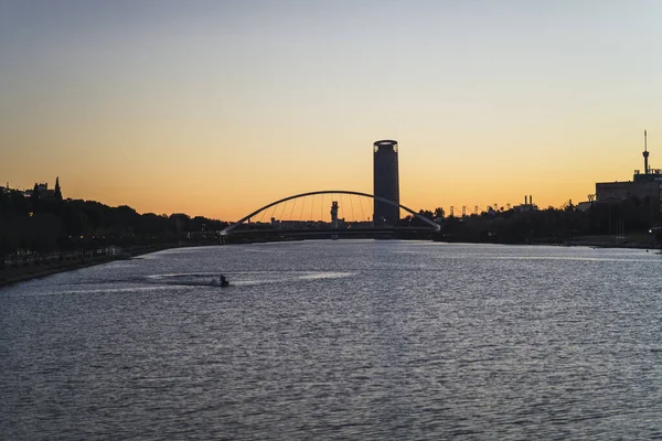 Een Prachtige Opname Van Een Persoon Een Surfplank Rivier Bij — Stockfoto