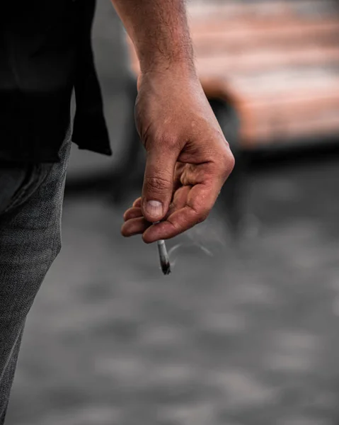 Colpo Verticale Della Mano Maschio Che Tiene Una Sigaretta — Foto Stock