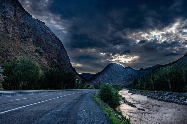 Bellissimo Scatto Una Strada Circondata Montagne Sotto Cielo Cupo Erzurum — Foto Stock