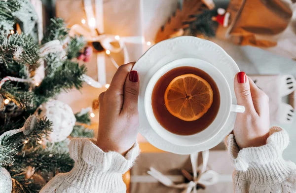 Utsikt Över Hona Som Håller Kopp Med Citron Bredvid Julgran — Stockfoto