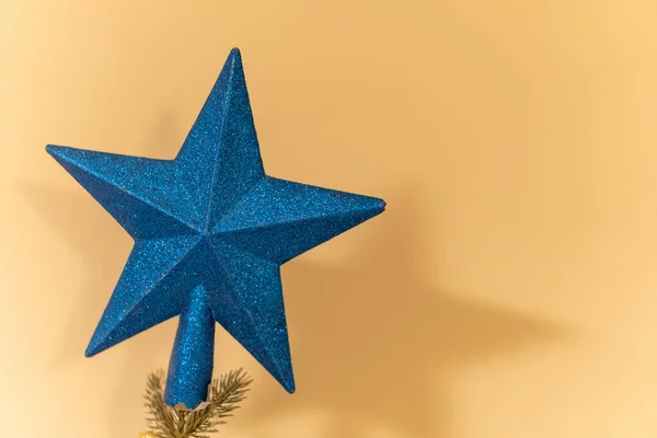 Zbliżenie Ujęcie Niebieskiej Błyszczącej Gwiazdy Dekoracyjnej Wigilię — Zdjęcie stockowe