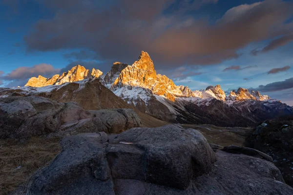 Una Vista Fascinante Las Montañas Dolomiti Bajo Luz Dorada Del —  Fotos de Stock