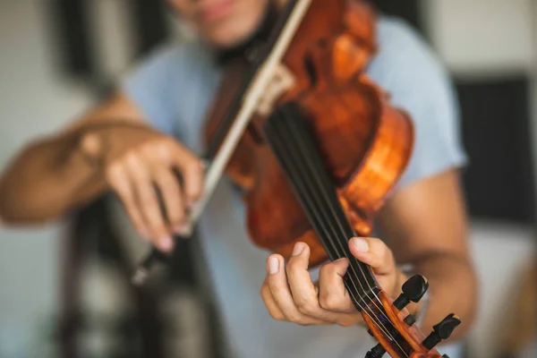 Una Messa Fuoco Selettiva Uomo Che Suona Violino Una Scuola — Foto Stock