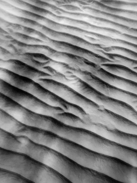 Крупный План Серого Кадра Волнистой Мягкой Поверхности Песка Океаном — стоковое фото