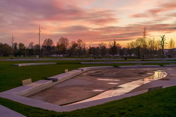 Piękny Zachód Słońca Niebo Nad Parkiem Gołymi Jesiennymi Drzewami — Zdjęcie stockowe