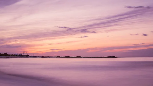 Pohled Moře Při Západu Slunce Purpurovou Oblohou — Stock fotografie