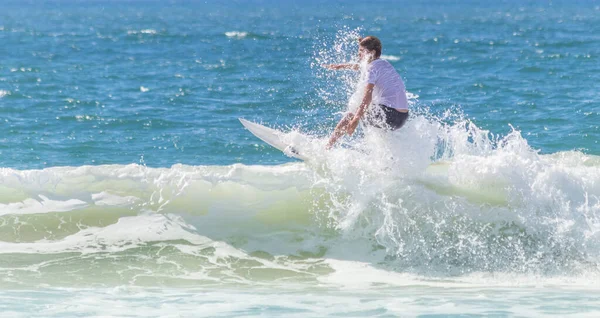 Tânăr Surfing Într Însorită Brazilia — Fotografie, imagine de stoc