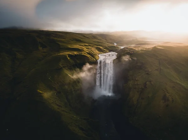 アイスランドの岩場に囲まれた迫力ある滝の絶景 — ストック写真