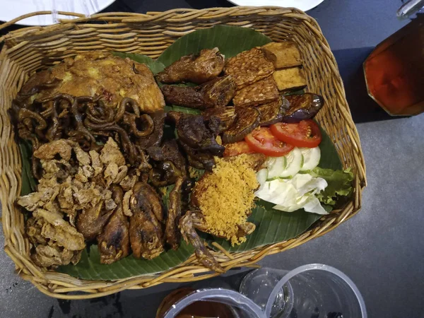 Nagy Szögű Lövés Különböző Típusú Hús Szeletelt Zöldségek Egy Kosárban — Stock Fotó