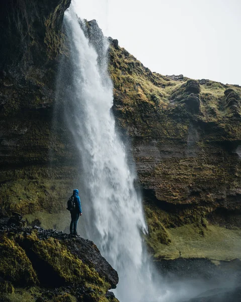 Una Vista Mozzafiato Una Potente Cascata Circondata Scogliere Rocciose Islanda — Foto Stock