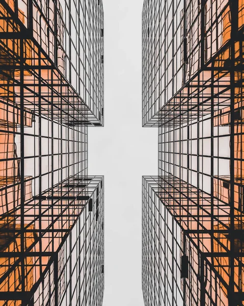 Tiro Baixo Ângulo Modernos Edifícios Vidro Geométrico Fazendo Vista Cruzada — Fotografia de Stock