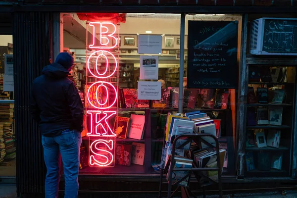 Nueva York Estados Unidos Diciembre 2020 Hombre Investiga Una Librería — Foto de Stock