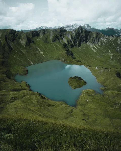 바위투성이 의산들 스위스의 초목으로 둘러싸인 호수의 아름다운 — 스톡 사진