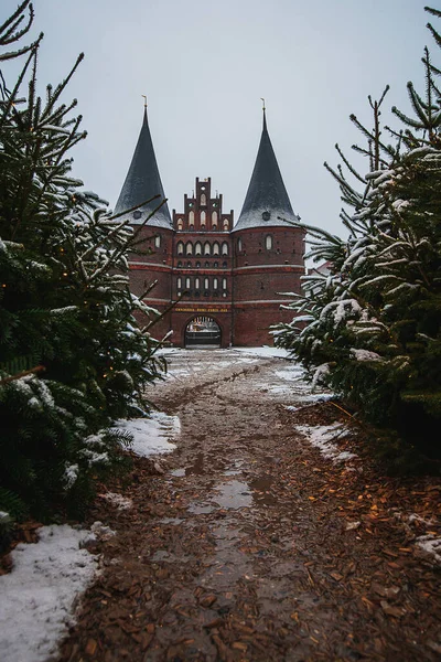 Вертикальный Снимок Исторических Холстенских Ворот Зимой Любеке Германия — стоковое фото