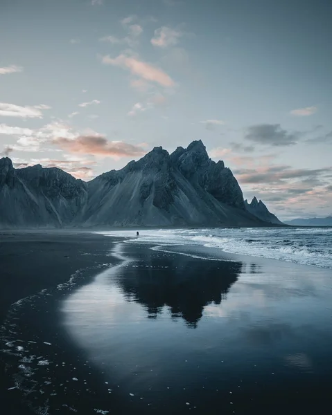 Una Hermosa Vista Las Montañas Rocosas Que Reflejan Lago Islandia —  Fotos de Stock