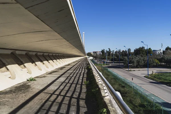 Edificio Árboles Farolas Diferentes Lados Una Carretera — Foto de Stock