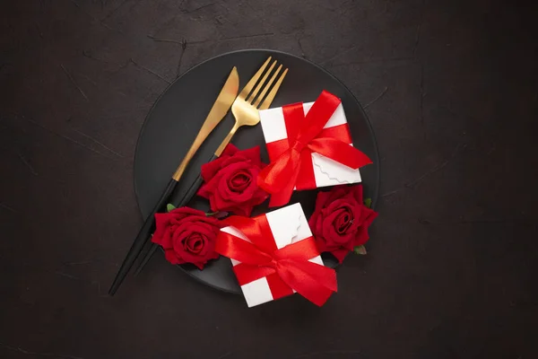 Ένα Κοντινό Πλάνο Τριαντάφυλλα Δώρα Μαχαίρι Και Πιρούνι Ένα Πιάτο — Φωτογραφία Αρχείου